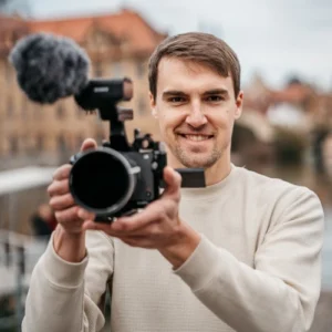 Renè Keim Videograf aus Bamberg hält seine Kamera hoch